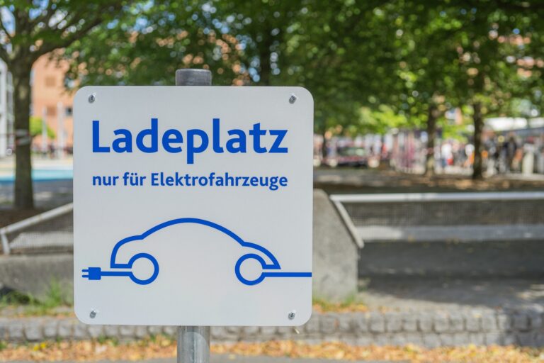 Schild Ladeplatz für Elektrofahrzeuge